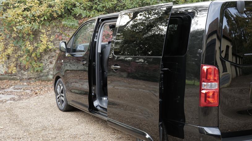 3456250 100kW Active Long [8 Seat] 75kWh 5dr Auto