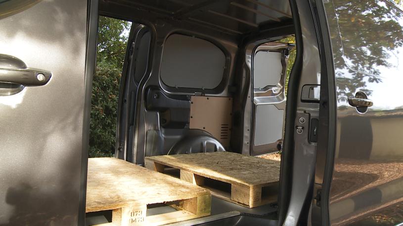 3438061 1000 100kW 75kWh Asphalt Premium + Van Auto