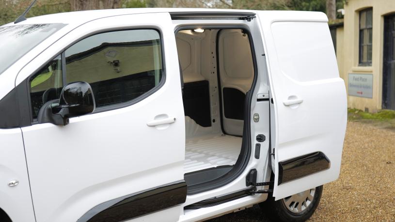 3449116 100kW Prime 50kWh H1 Van Auto