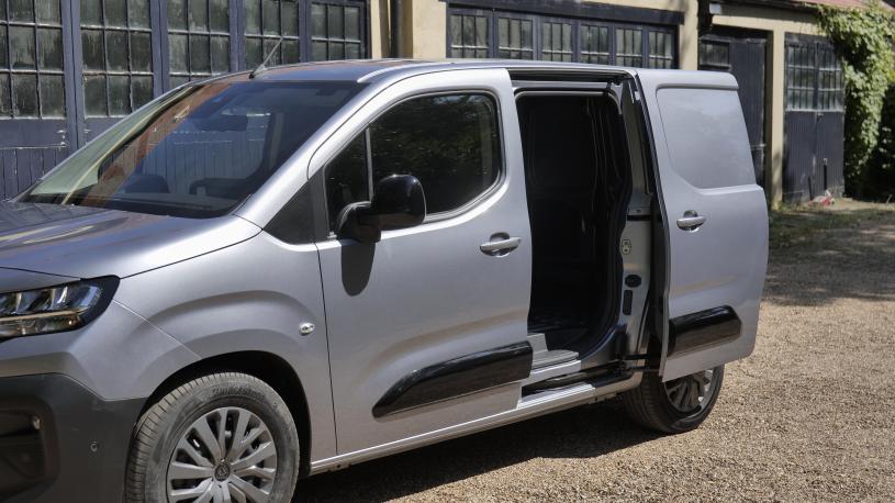 3447695 850 1.5 BlueHDi 100 Professional Crew Van