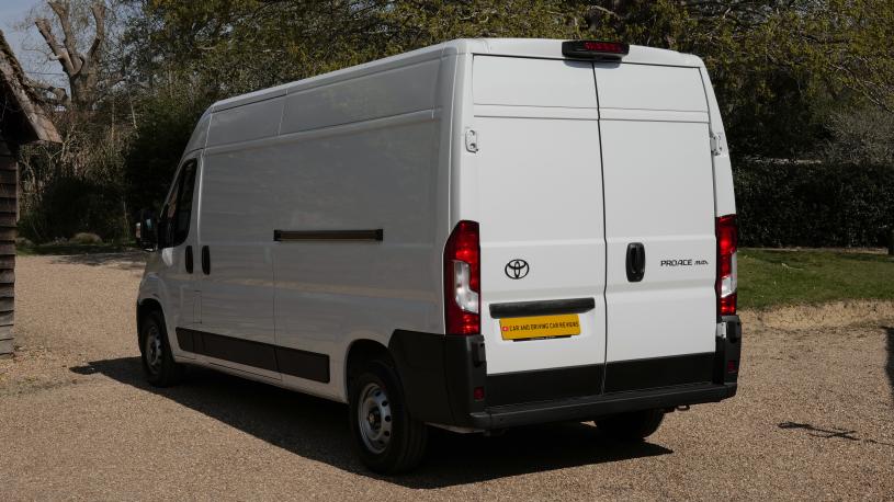 3454316 2.2D 140 Icon H3 Van