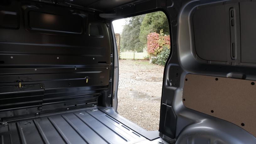 3454235 100kW 75kWh Asphalt Crew Van Auto [11kW]