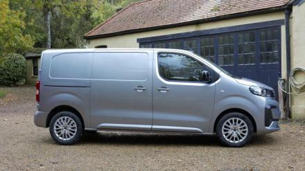 Peugeot Expert M Diesel 2.2 BlueHDi 150 Asphalt Van